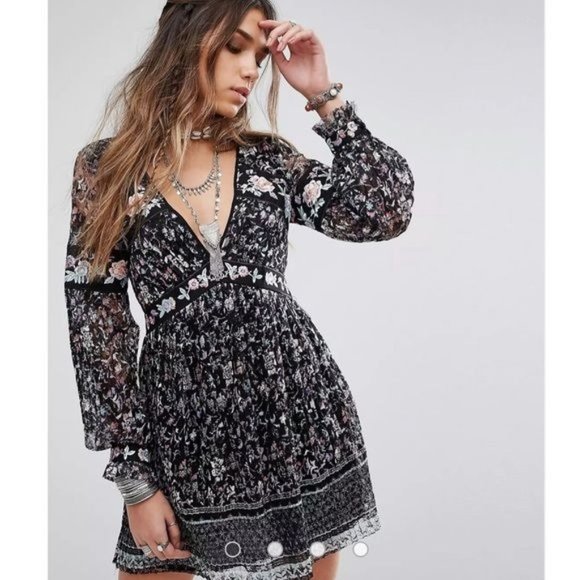 Free People Dresses & Skirts - Free People Women's Sz. 2 Embroidered Black Floral Lace Long Sleeve Mini Dress